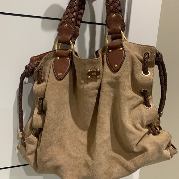 Michael Kors Handbags - (🔥SALE🔥)
Michael Kors Beige Shoulder Bag